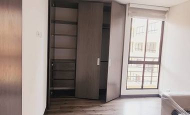 Imagina despertar cada mañana con una vista impresionante de las majestuosas montañas directamente desde tu ventana. Este espacioso apartamento en el