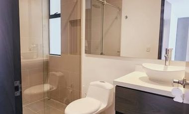 Imagina despertar cada mañana con una vista impresionante de las majestuosas montañas directamente desde tu ventana. Este espacioso apartamento en el