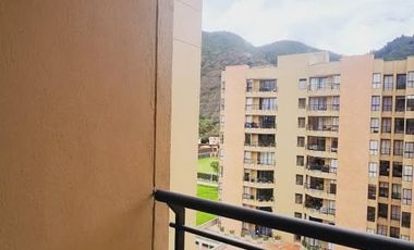 Imagina despertar cada mañana con una vista impresionante de las majestuosas montañas directamente desde tu ventana. Este espacioso apartamento en el