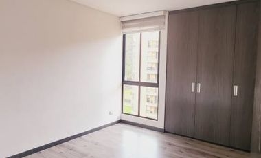 Imagina despertar cada mañana con una vista impresionante de las majestuosas montañas directamente desde tu ventana. Este espacioso apartamento en el