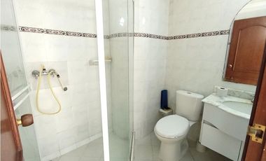 RENTA APARTAESTUDIO AMOBLADO EN PRIMERA LINEA DE PLAYA RODADERO - J.V