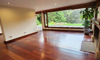 Casa Campestre Estilo Español: Lujo y Confort a las Afueras de Bogotá Descubra esta espectacular casa de estilo español, perfecta para quienes buscan