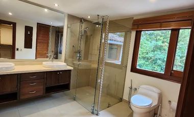 Casa Campestre Estilo Español: Lujo y Confort a las Afueras de Bogotá Descubra esta espectacular casa de estilo español, perfecta para quienes buscan