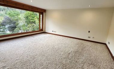 Casa Campestre Estilo Español: Lujo y Confort a las Afueras de Bogotá Descubra esta espectacular casa de estilo español, perfecta para quienes buscan