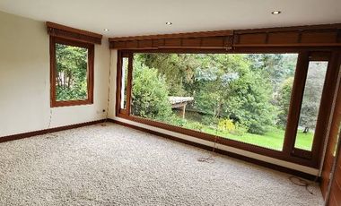 Casa Campestre Estilo Español: Lujo y Confort a las Afueras de Bogotá Descubra esta espectacular casa de estilo español, perfecta para quienes buscan