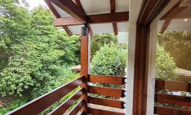 Casa Campestre Estilo Español: Lujo y Confort a las Afueras de Bogotá Descubra esta espectacular casa de estilo español, perfecta para quienes buscan