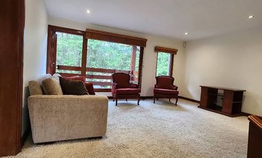 Casa Campestre Estilo Español: Lujo y Confort a las Afueras de Bogotá Descubra esta espectacular casa de estilo español, perfecta para quienes buscan