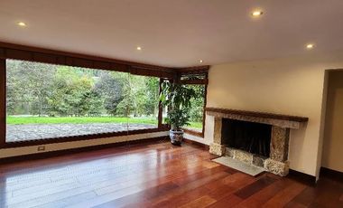 Casa Campestre Estilo Español: Lujo y Confort a las Afueras de Bogotá Descubra esta espectacular casa de estilo español, perfecta para quienes buscan