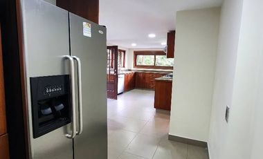 Casa Campestre Estilo Español: Lujo y Confort a las Afueras de Bogotá Descubra esta espectacular casa de estilo español, perfecta para quienes buscan