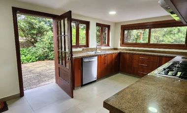 Casa Campestre Estilo Español: Lujo y Confort a las Afueras de Bogotá Descubra esta espectacular casa de estilo español, perfecta para quienes buscan