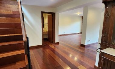 Casa Campestre Estilo Español: Lujo y Confort a las Afueras de Bogotá Descubra esta espectacular casa de estilo español, perfecta para quienes buscan