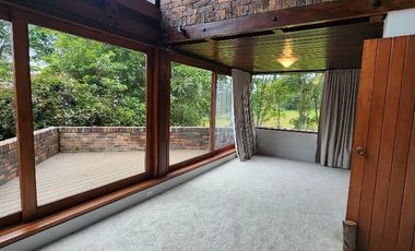 ¡Escápate a la Sabana de Bogotá! Espectacular Cabaña de Lujo en Condominio Exclusivo Imagina despertar cada mañana en un paraíso natural, a solo un pa