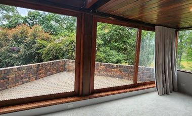 ¡Escápate a la Sabana de Bogotá! Espectacular Cabaña de Lujo en Condominio Exclusivo Imagina despertar cada mañana en un paraíso natural, a solo un pa