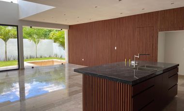 Moderna Casa en venta en zona Yucatán Country club, Mérida