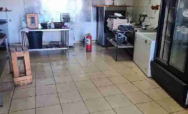 ARRIENDO CASA  CON LOCAL COMERCIAL EQUIPADO DE COMIDA RAPIDA.
SECTOR BOSQUES DE SANTA CLARA