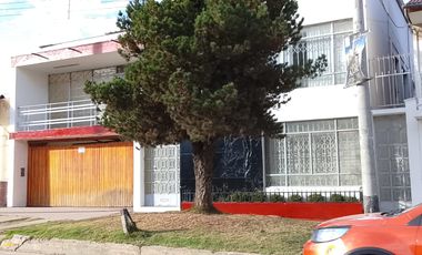 HUANCAYO ALQUILO CASA DE 815m2 AC- 3 PISOS FRENTE A PARQUE COMO OFIC. O VIVIENDA