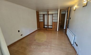 Arriendo amplio depto. 2 dormitorios más estudio con  2 baños.