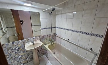 Arriendo amplio depto. 2 dormitorios más estudio con  2 baños.