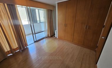 Arriendo amplio depto. 2 dormitorios más estudio con  2 baños.