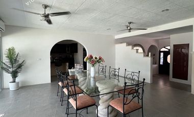 Casa en venta de 2 pisos con 3 recamaras y alberca al Norte de Mérida