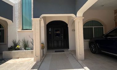 Casa en venta de 2 pisos con 3 recamaras y alberca al Norte de Mérida