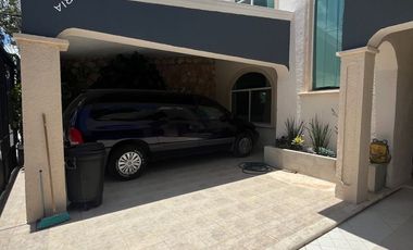 Casa en venta de 2 pisos con 3 recamaras y alberca al Norte de Mérida