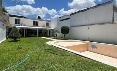 Casa en venta de 2 pisos con 3 recamaras y alberca al Norte de Mérida