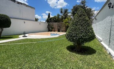 Casa en venta de 2 pisos con 3 recamaras y alberca al Norte de Mérida