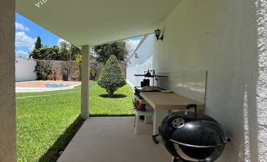Casa en venta de 2 pisos con 3 recamaras y alberca al Norte de Mérida