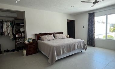 Casa en venta de 2 pisos con 3 recamaras y alberca al Norte de Mérida