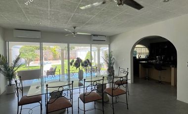 Casa en venta de 2 pisos con 3 recamaras y alberca al Norte de Mérida