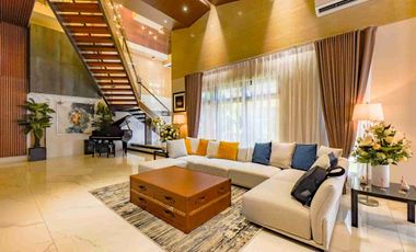 Multinational Village 6 bedrooms with pool in Paranaque City for Sale