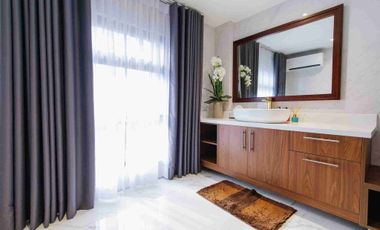 Multinational Village 6 bedrooms with pool in Paranaque City for Sale