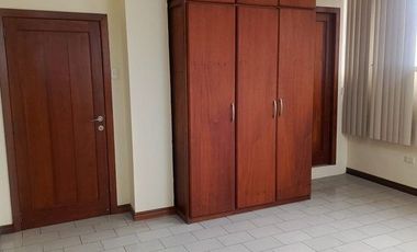 SE ALQUILA DEPARTAMENTO AMPLIO EN CASCO CENTRAL