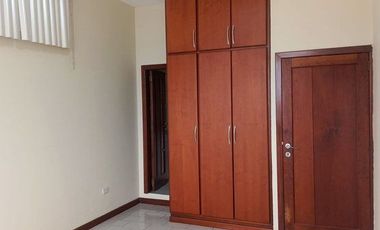 SE ALQUILA DEPARTAMENTO AMPLIO EN CASCO CENTRAL