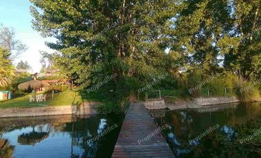 CASA CON BORDE DE LAGO MUELLE Y BAJADA DE LANCHA INDEPENDIENTE, CUENTA CON RECEPCIÓN FINAL