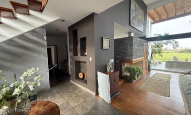 Vendo Hermosa Casa 2 Plantas en La Encantada de Villa