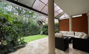 CASA DE 2 NIVELES CON JARDIN, POBLADO, SECTOR TESORO