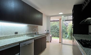 CASA DE 2 NIVELES CON JARDIN, POBLADO, SECTOR TESORO