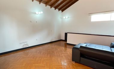 CASA DE 2 NIVELES CON JARDIN, POBLADO, SECTOR TESORO