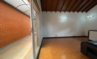 CASA DE 2 NIVELES CON JARDIN, POBLADO, SECTOR TESORO