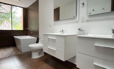 CASA DE 2 NIVELES CON JARDIN, POBLADO, SECTOR TESORO