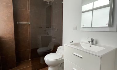 CASA DE 2 NIVELES CON JARDIN, POBLADO, SECTOR TESORO