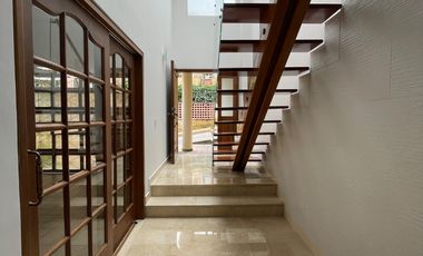 CASA DE 2 NIVELES CON JARDIN, POBLADO, SECTOR TESORO
