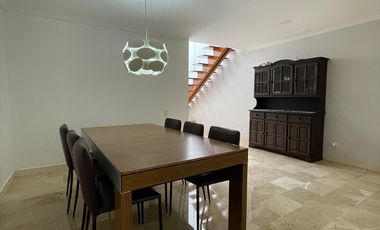 CASA DE 2 NIVELES CON JARDIN, POBLADO, SECTOR TESORO