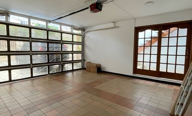 CASA DE 2 NIVELES CON JARDIN, POBLADO, SECTOR TESORO