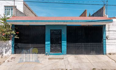 Casa de una planta con Amplio Terreno cerca de Prol Av Guadalupe y Prol Mariano Otero