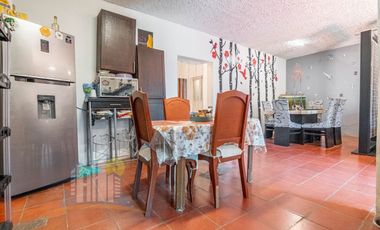 Casa de una planta con Amplio Terreno cerca de Prol Av Guadalupe y Prol Mariano Otero