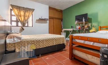 Casa de una planta con Amplio Terreno cerca de Prol Av Guadalupe y Prol Mariano Otero