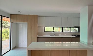 PRECIOSA Y AMPLÍSIMA CASA CAMPESTRE  REFORMADA DE 238 M2 EN EL SECTOR DE PALERMO.